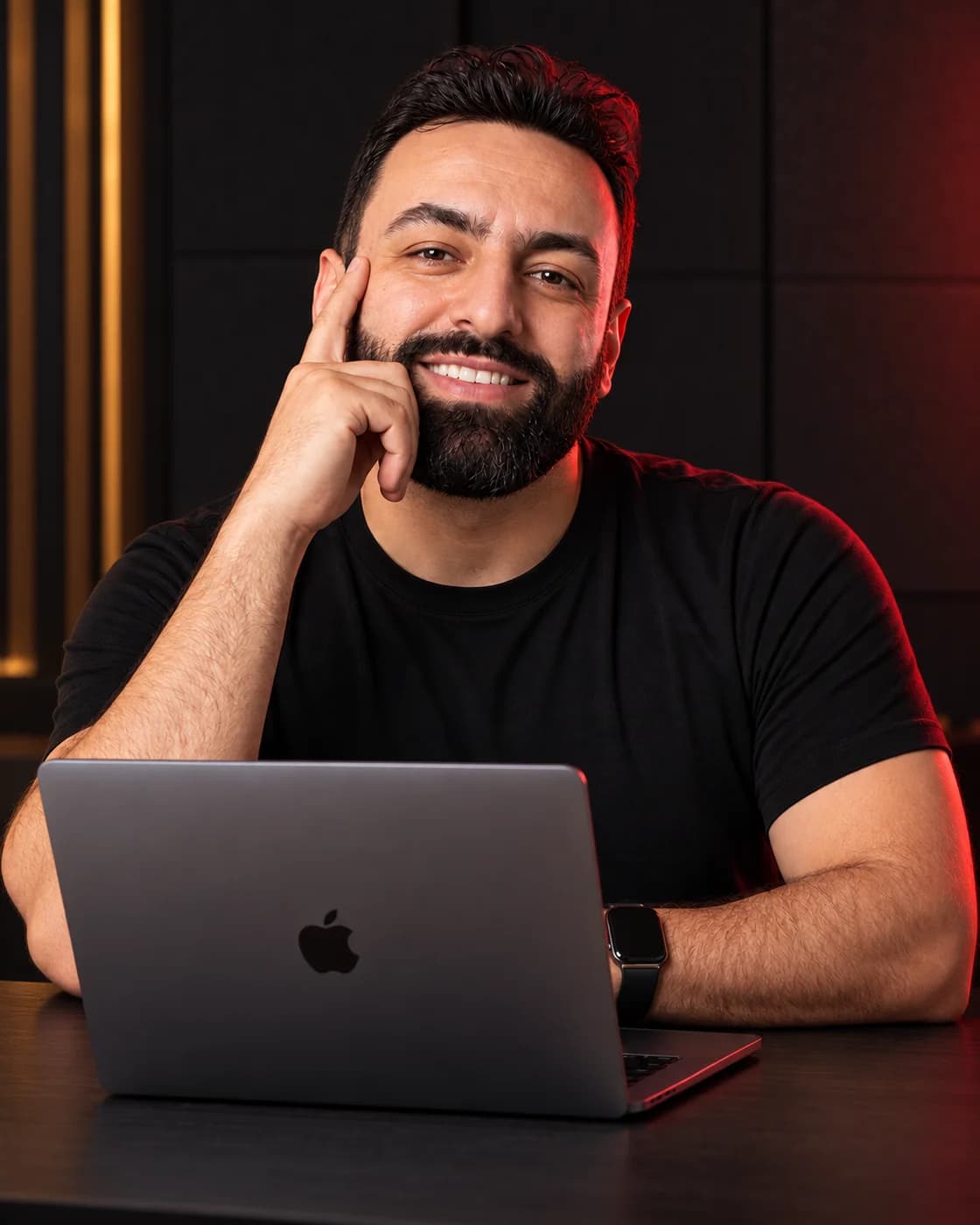 Alessandro Kobs com seu notebook em um estúdio com iluminação vermelha