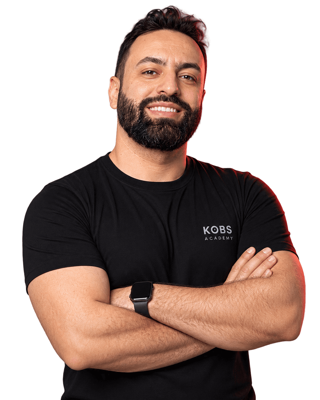 Alessandro Kobs sorrindo de braços cruzados